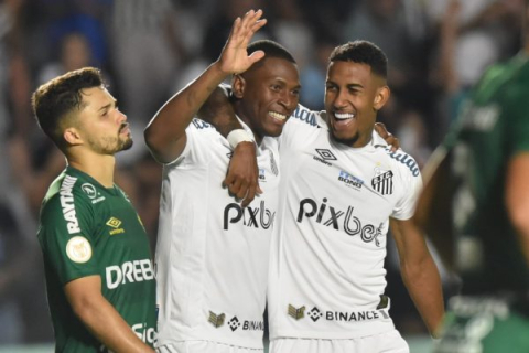 Santos empolga, goleia o Cuiabá e segue entre os líderes do Brasileirão