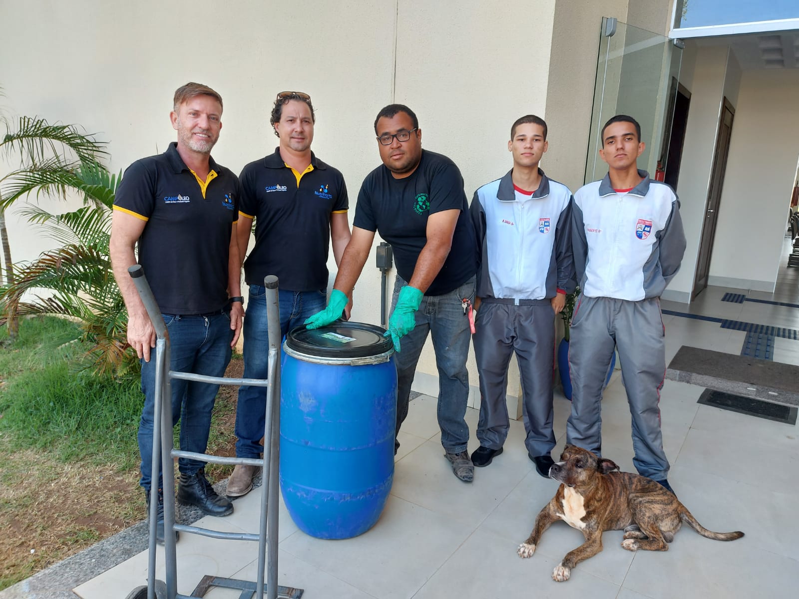 Segunda coleta: projeto Sinopóleo recolhe 76 litros de óleo usado em escola