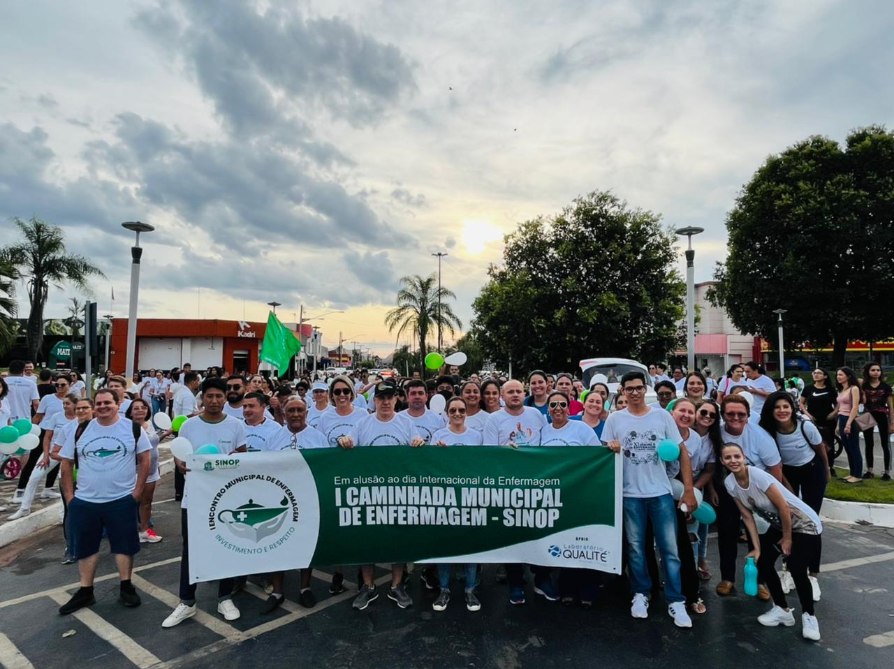 Saúde promove caminhada em homenagem a enfermeiros de Sinop