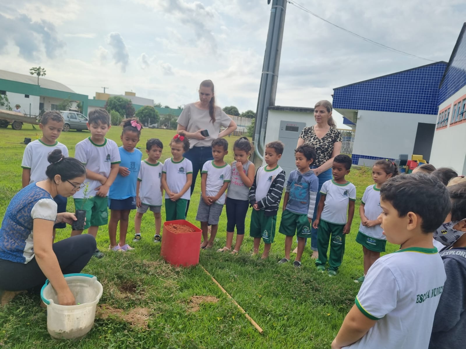 Preocupado com a qualidade do ar, Meio Ambiente promove arborização de escola infantil em Sinop