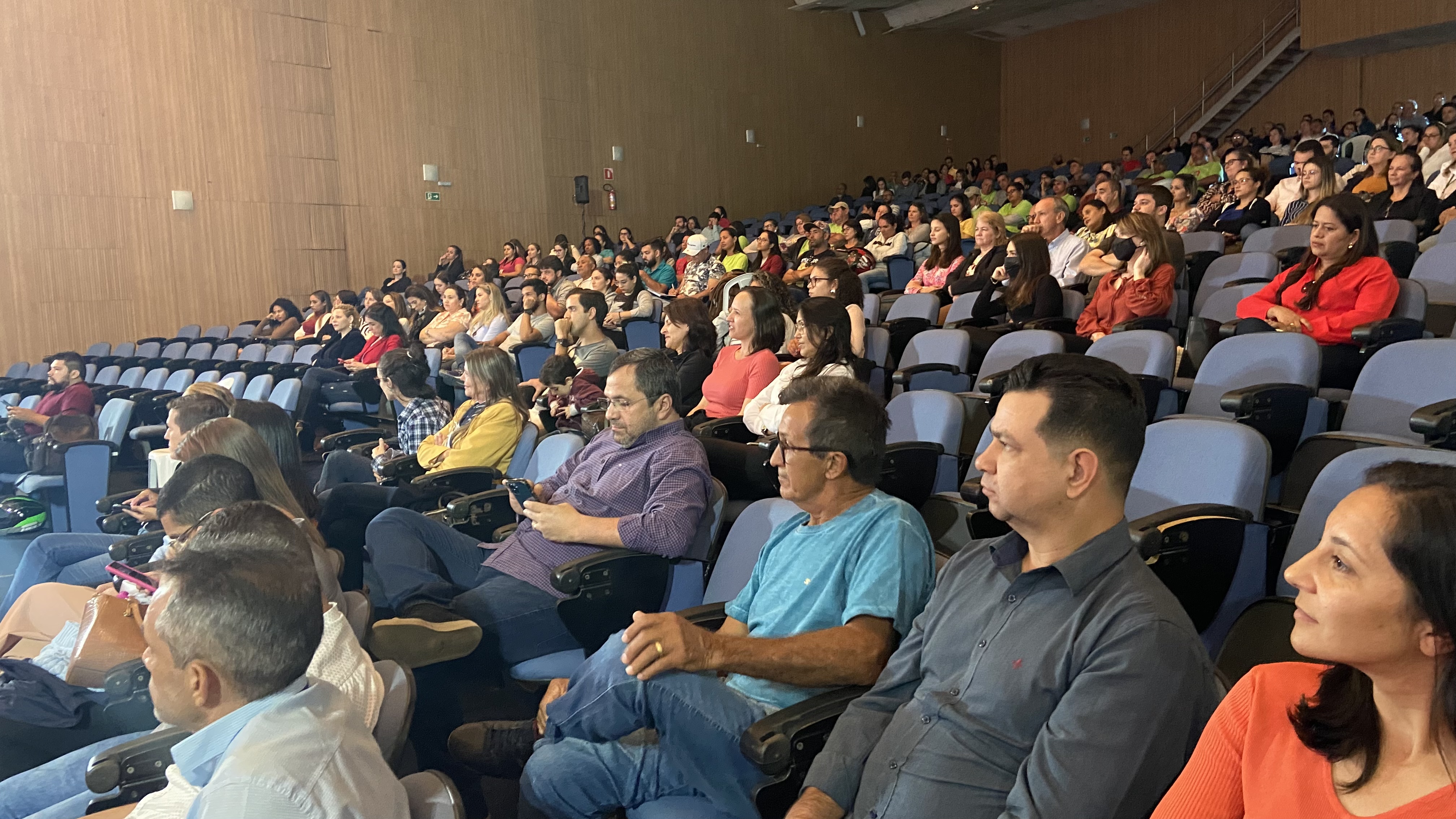 Servidores de Sinop participam de palestra com Geraldo Rufino sobre transformação e vitória