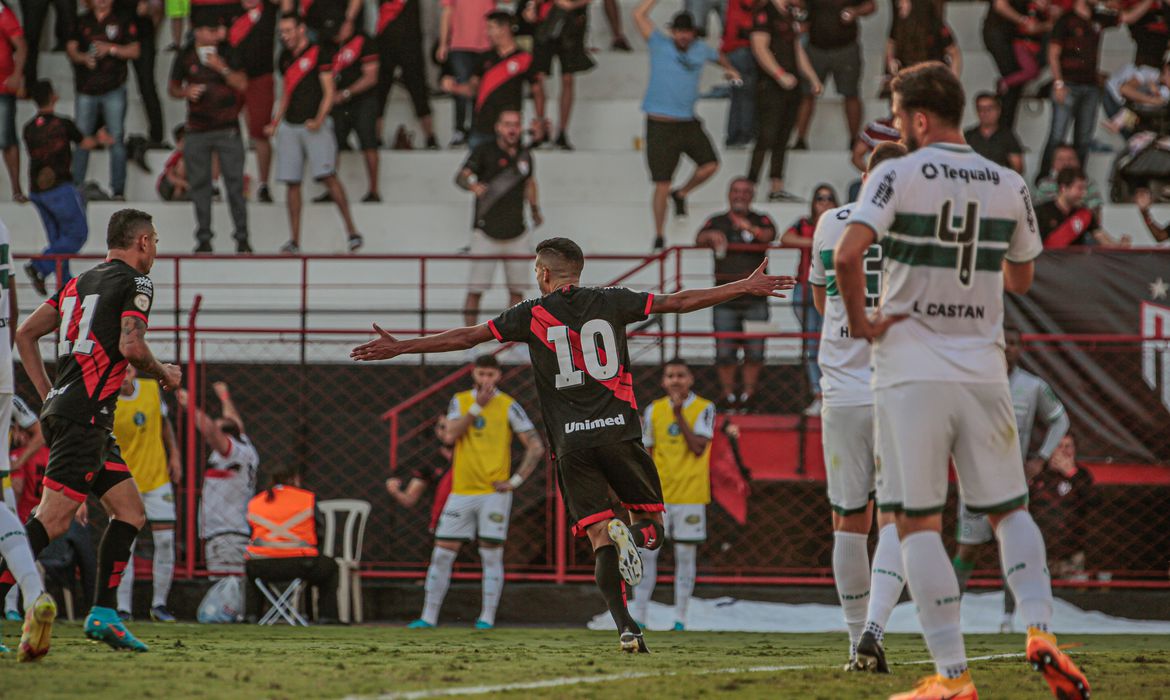 Atlético-GO faz 2 a 0 no Coritiba e vence a primeira no Brasileiro