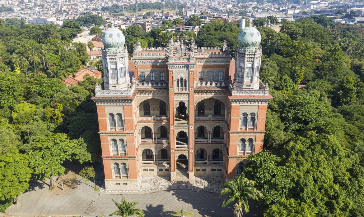 Fiocruz faz 122 anos fabricando vacinas e remédios para todo o país