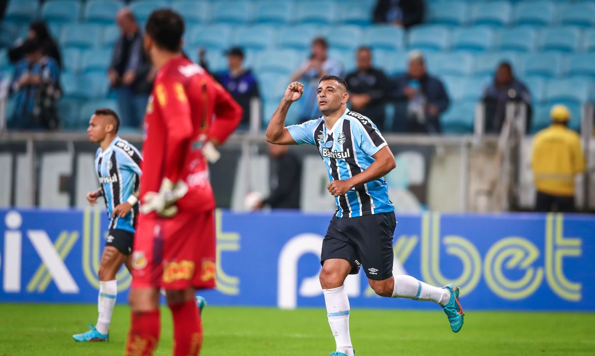 Grêmio encerra jejum de vitórias e se aproxima do G4 da Série B