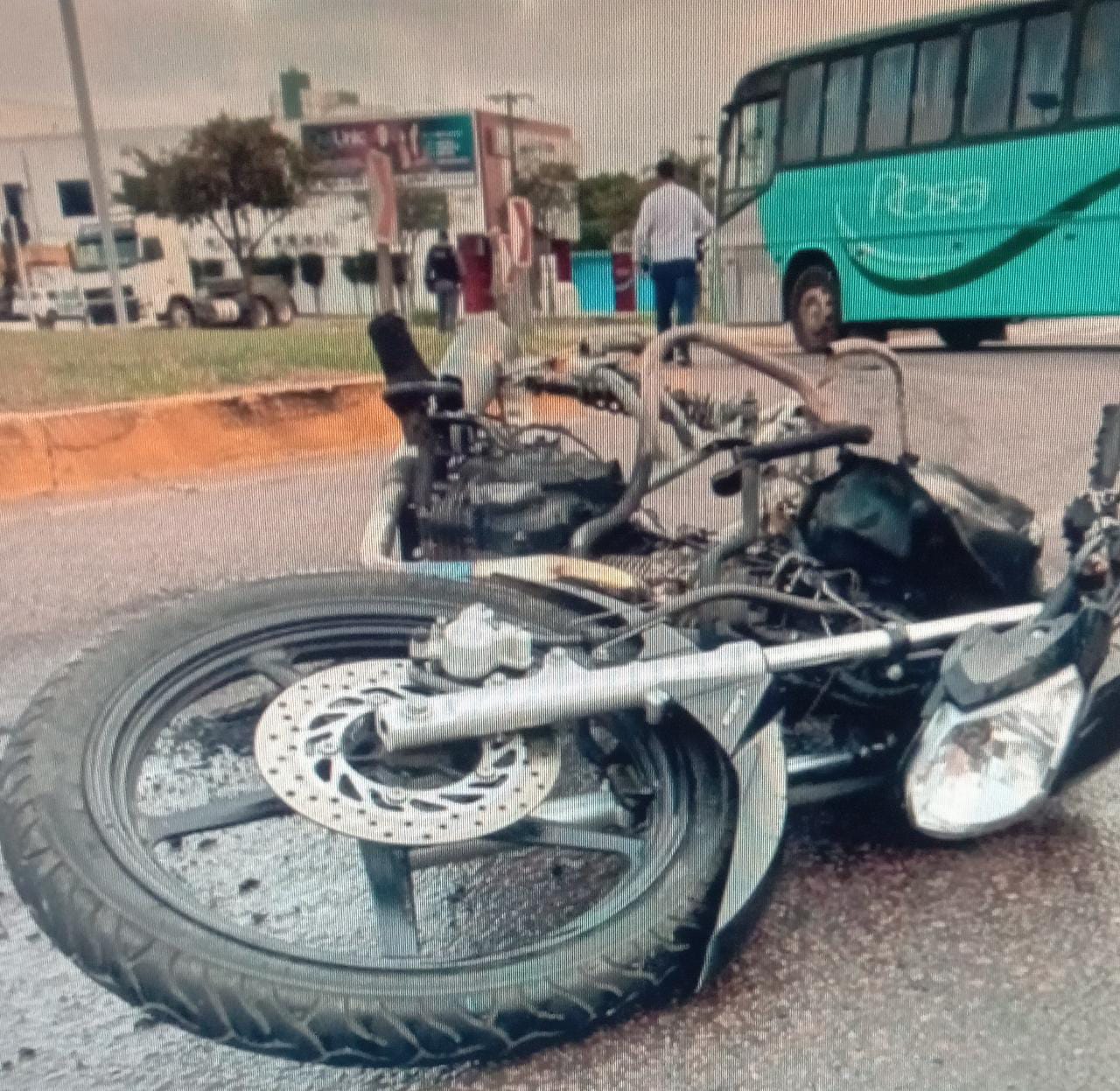 Grave Acidente entre moto e  ônibus em Sinop deixa  motoqueiro em estado  grave.