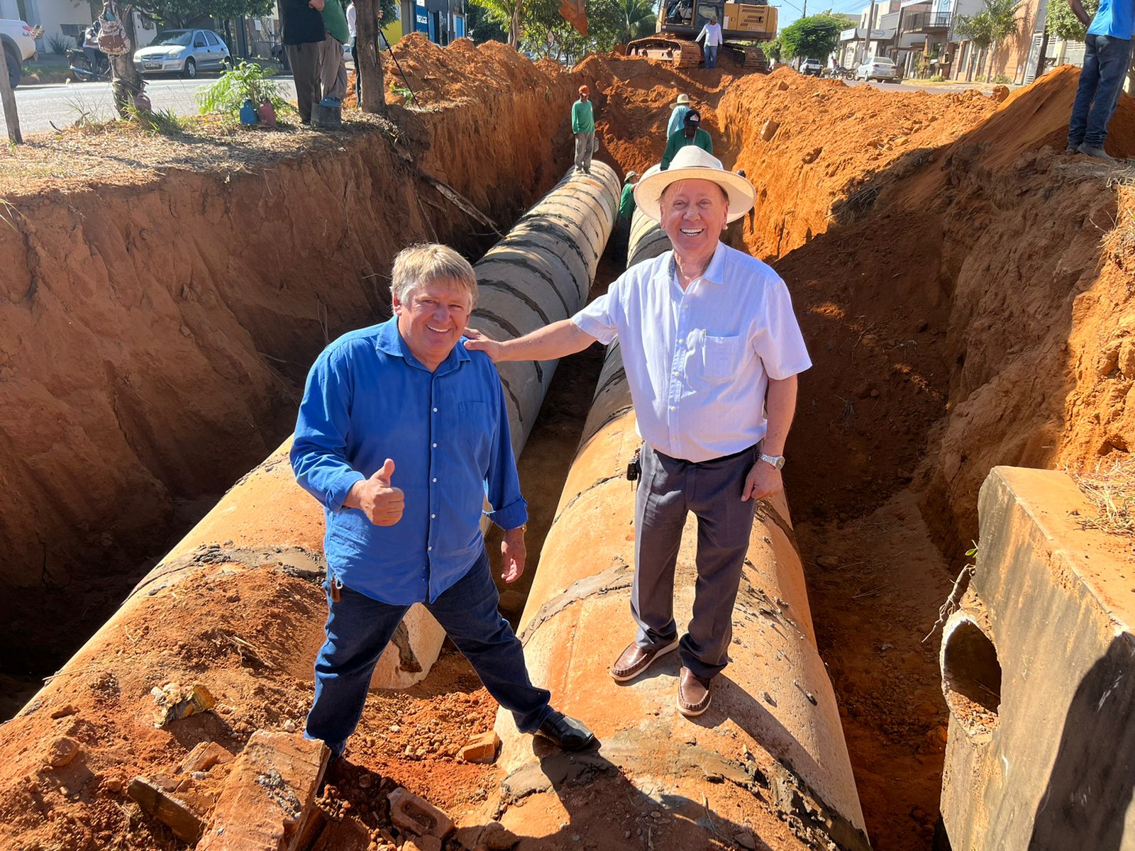 O Prefeito Roberto Dorner visita obras de fechamento do valetão da  Jatobás drenagem é executada pela secretaria de Obras