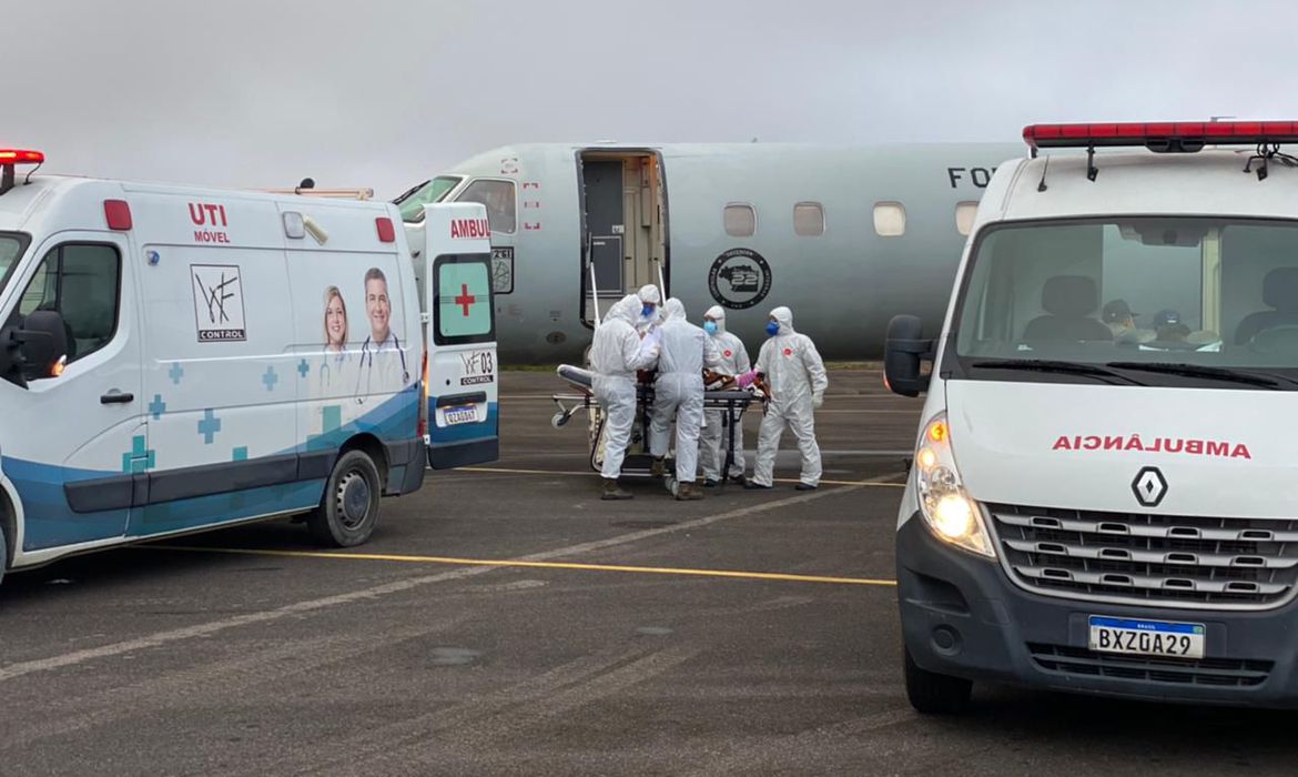 Brasília recebe 15 pacientes com covid-19 procedentes de Manaus