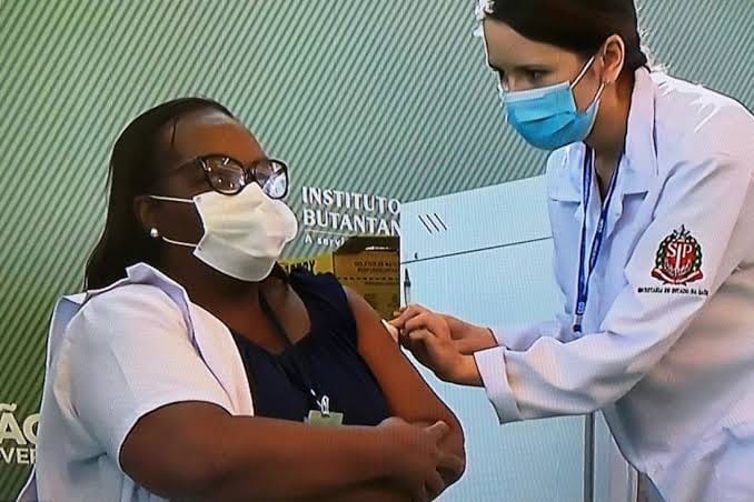 Um domingo com a notícia mais aguardada, temos a primeira pessoa vacinada no Brasil.