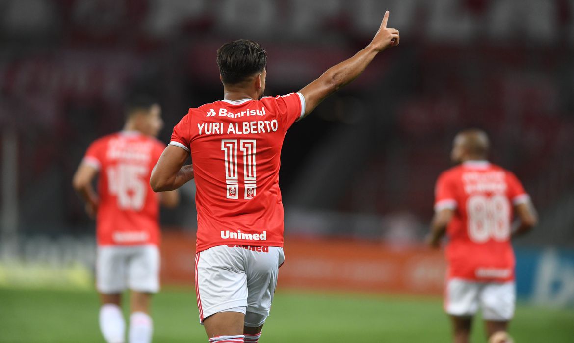 Internacional vence sexta seguida e fica a um ponto do líder São Paulo