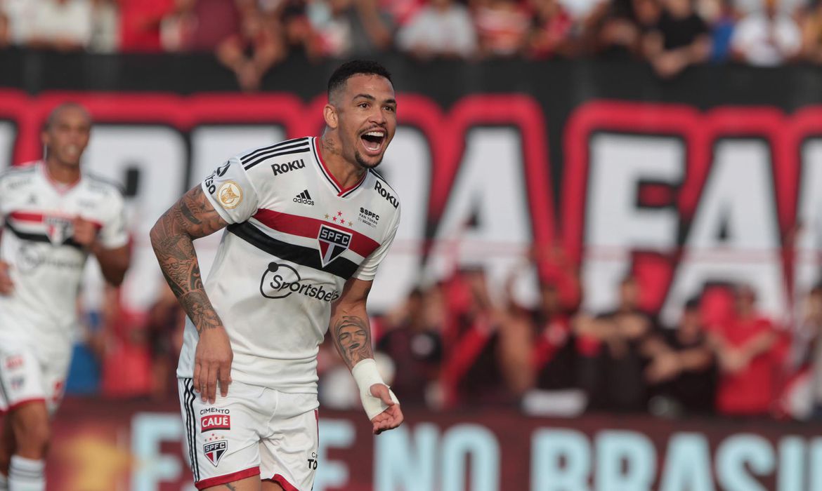 Diante do Atlético-GO, São Paulo volta a vencer no Brasileiro