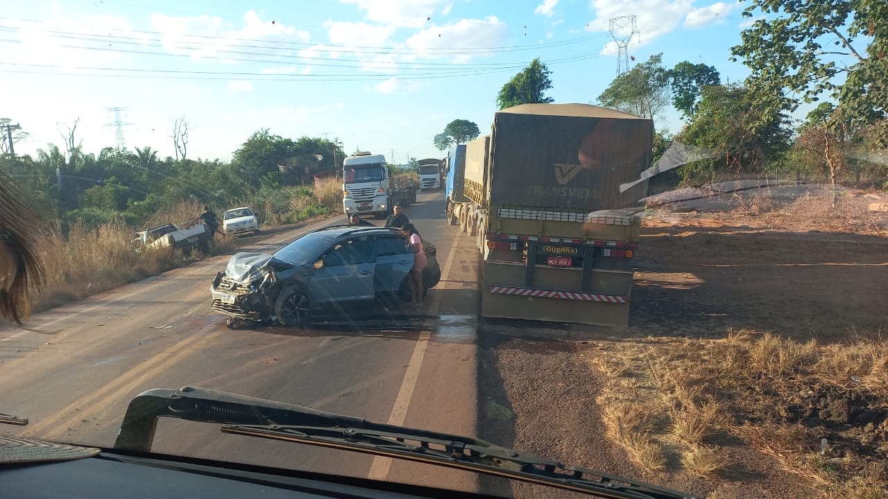 Acidente  envolvendo 3 veículos deixa Condutor ferido na BR-163