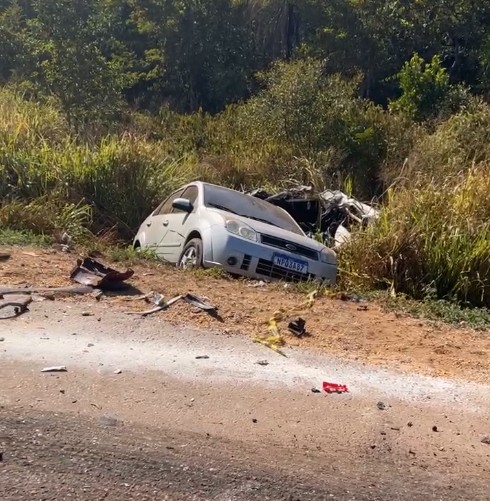 Acidente Fatal Na BR163  Causa a Morte de Três pessoas em acidente entre carro e carreta