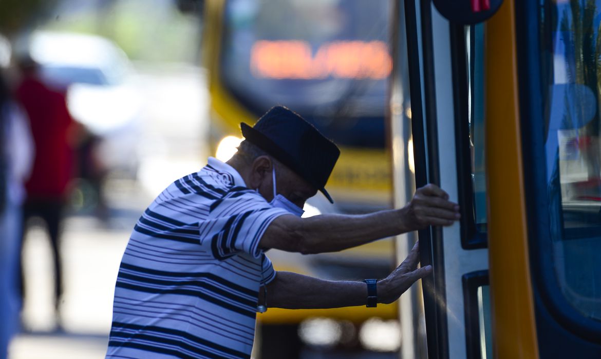 Covid-19: Brasil tem 41,7 mil novos casos e 244 mortes em 24 horas