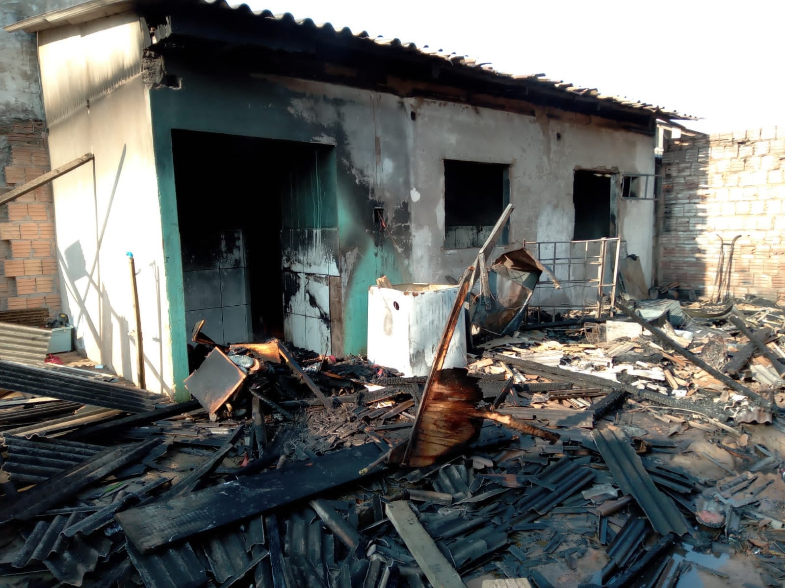 URGENTE: Incêndio em residência de catador de latinha deixa uma criança de 4 anos em estado grave