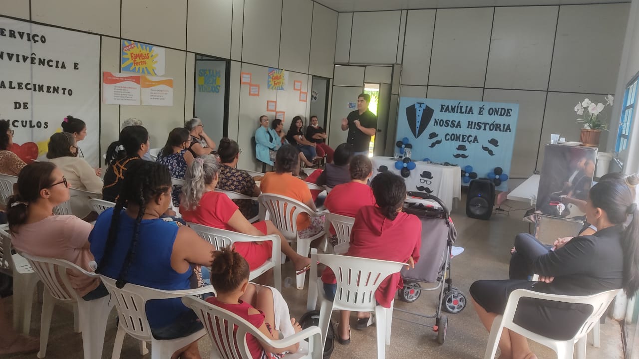 Famílias atendidas pelos CRAS participam de palestra que promove o fortalecimento de vínculos