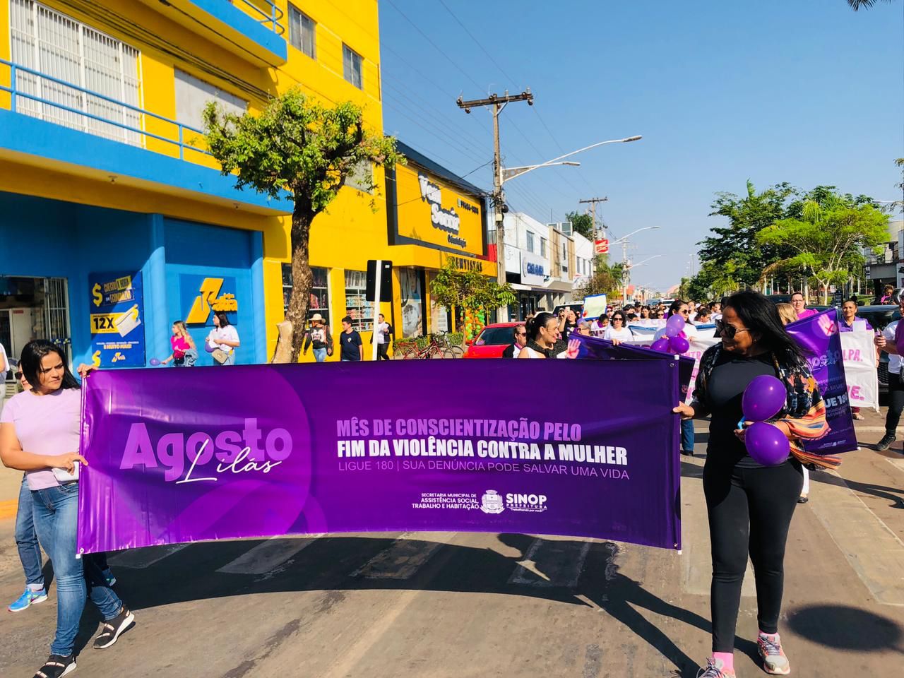 Caminhada pelo fim da violência contra a mulher reúne mais de 500 pessoas