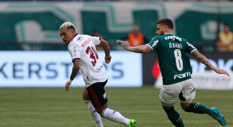 Com muita emoção, Palmeiras e Flamengo empatam no Brasileirão