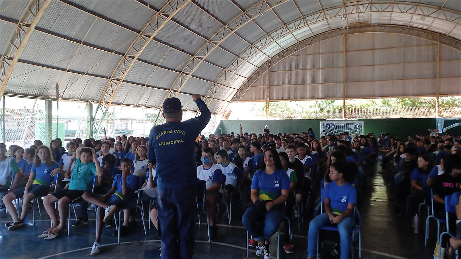 Guarda Civil Municipal orienta alunos de escola estadual sobre segurança no trânsito