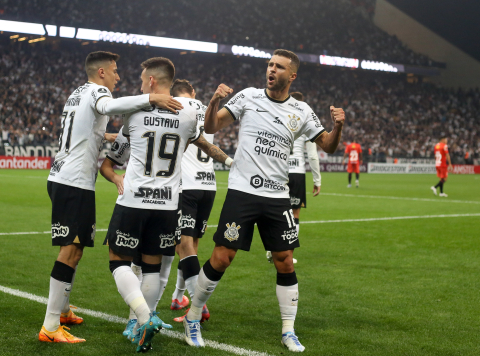 Corinthians arranca  empate com Fluminense no fim pela semifinal da Copa do Brasil