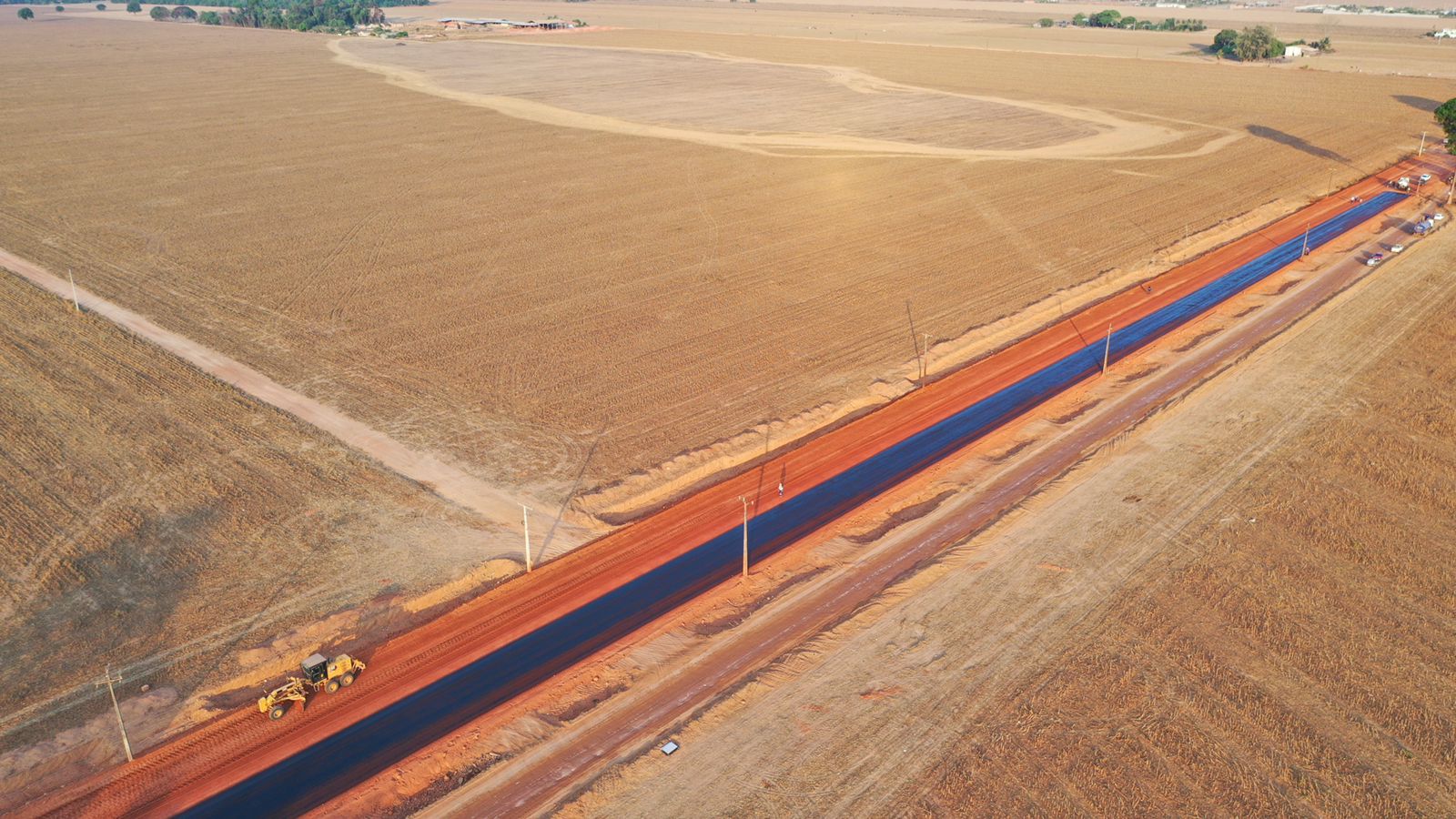 Inicia etapa de aplicação de material asfáltico na Estrada Nanci