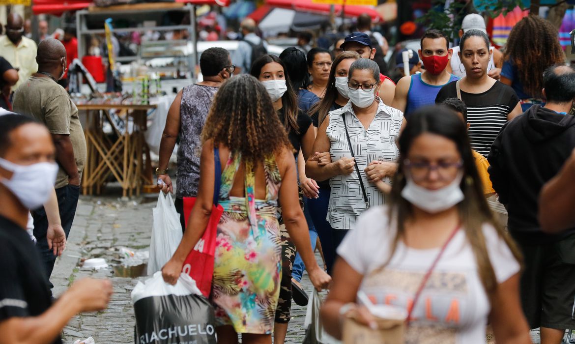 Covid-19: Brasil registra 18,2 mil novos casos e 164 óbitos