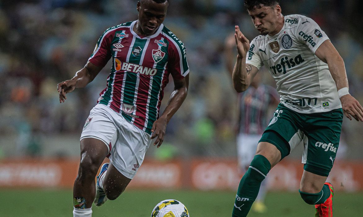 Palmeiras sai na frente com golaço, mas Flu empata o jogo no Maracanã 