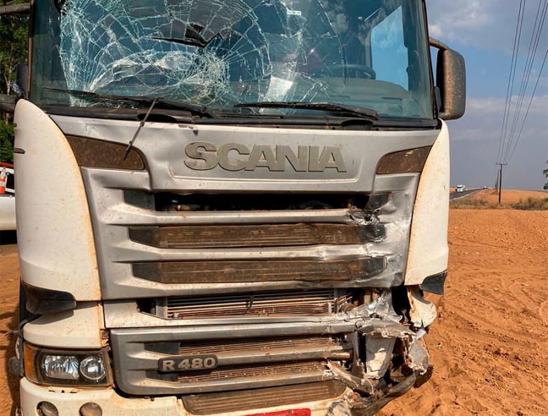 Acidente  envolvendo Hilux e carreta deixa dois homens feridos