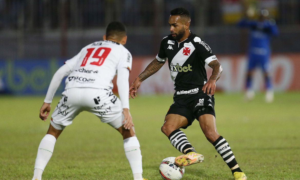 Vasco perde para Brusque em jogo no qual teve dois gols anulados