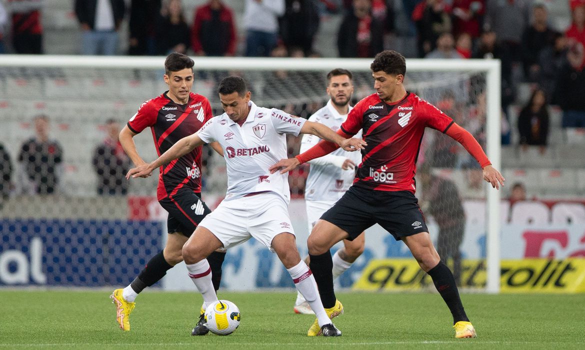 Com gol de Pablo, Athletico derrota Fluminense e fica perto do G4