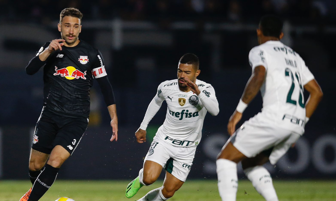 Líder Palmeiras arranca empate diante do Bragantino