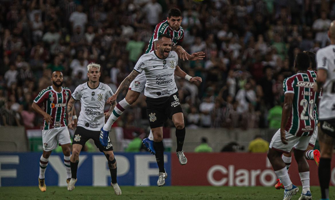 Copa do Brasil: Corinthians e Fluminense lutam por vaga na decisão