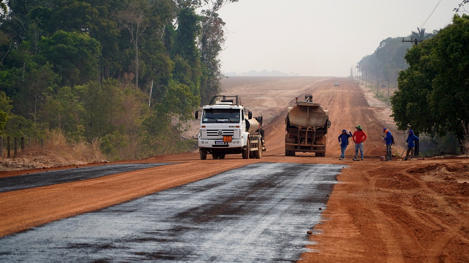 Primeiro trecho da Agro Estrada ligando ao Assentamento Alto Celeste em Vera recebem impermeabilizantes