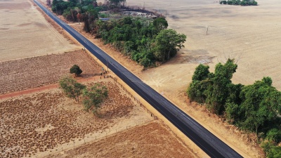 Pavimentação da Estrada Adalgisa avança e 21 dias após lançamento 3 km já recebe capa asfálti