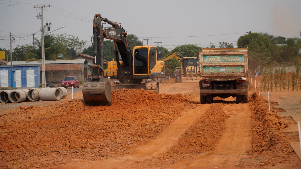 Secretaria de Obras em Vera inicia trabalho de base para asfaltar e interligar avenida