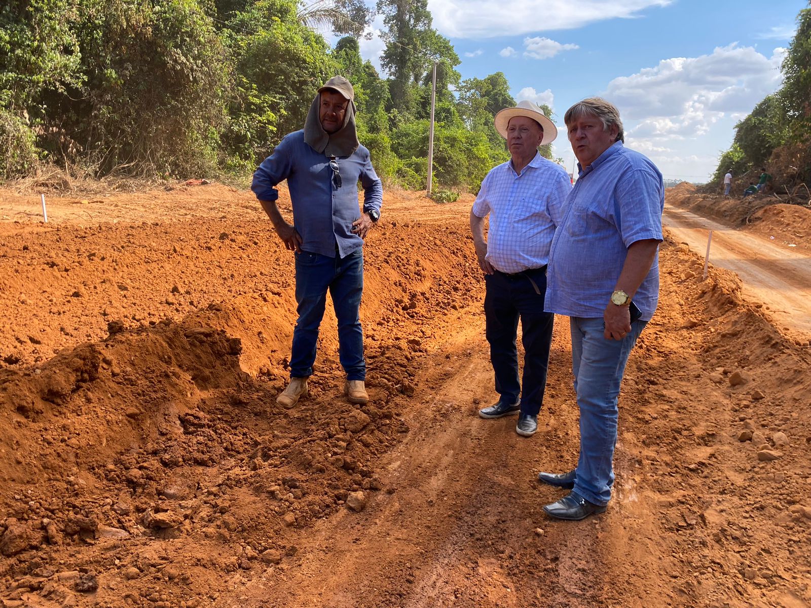 Prefeito visita obras, pede agilidade e conclusão de pavimentação deve ocorrer em 40 dias