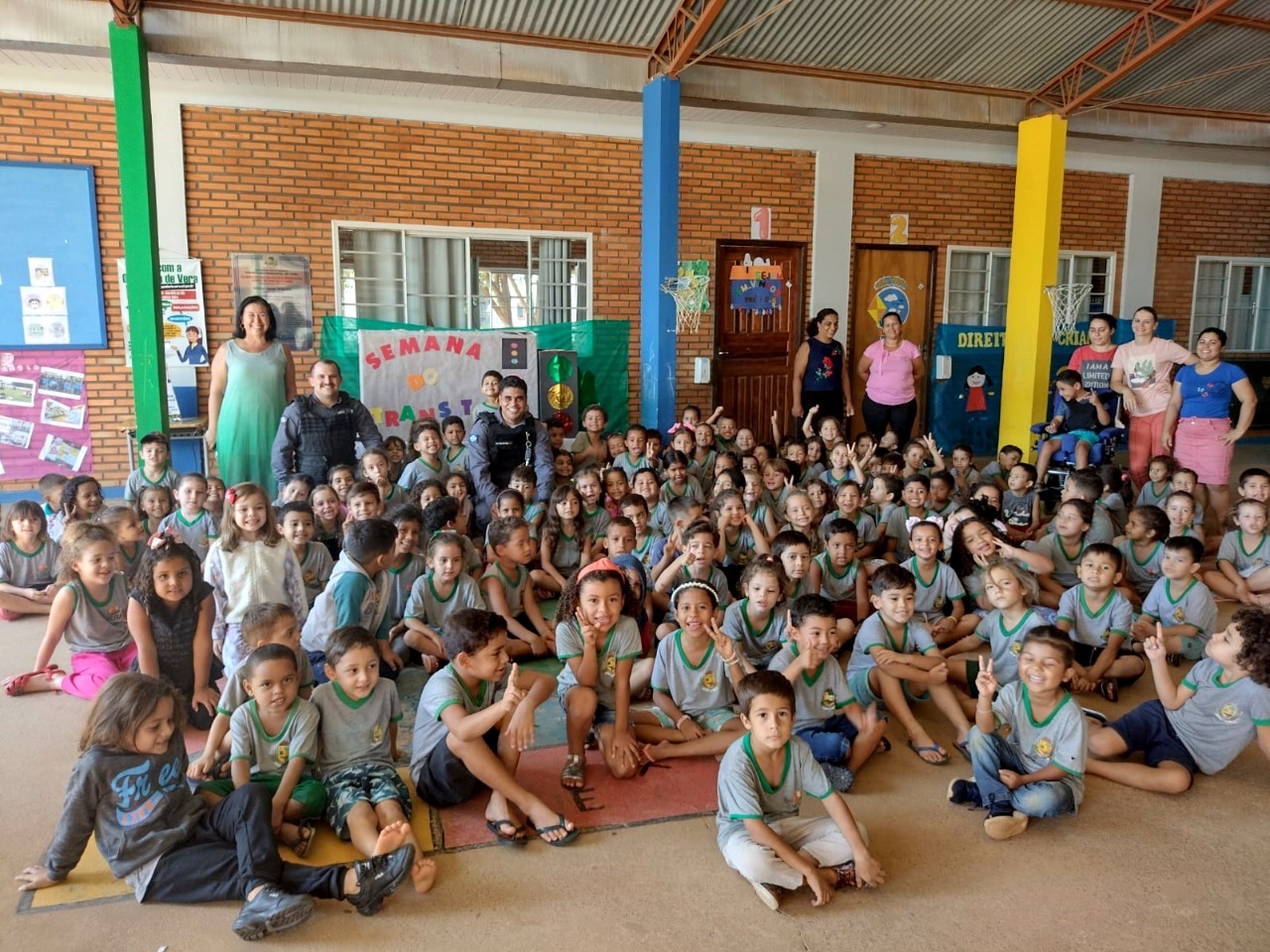 Alunos da educação infantil participam de ação sobre o trânsito com participação da PM em Vera