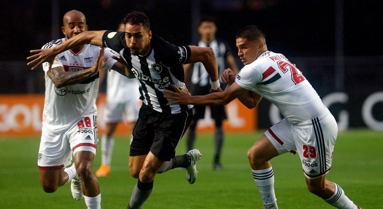 São Paulo perde para Botafogo e ouve ainda mais vaias da torcida no Brasileiro