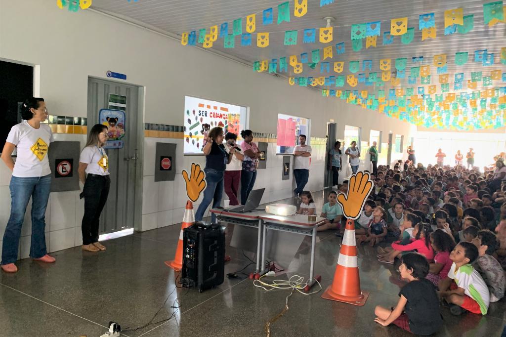 Detran realiza palestras e atividades em escolas sobre segurança no trânsito