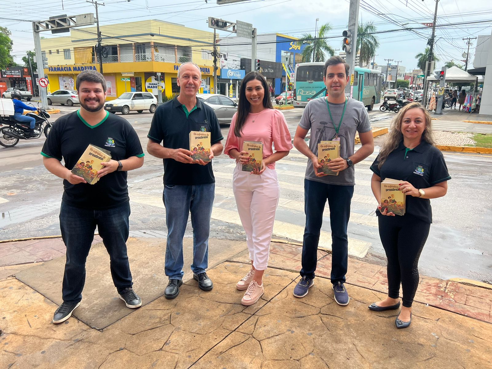 Procon entrega gibis sobre educação financeira para pais e crianças no centro de Sinop