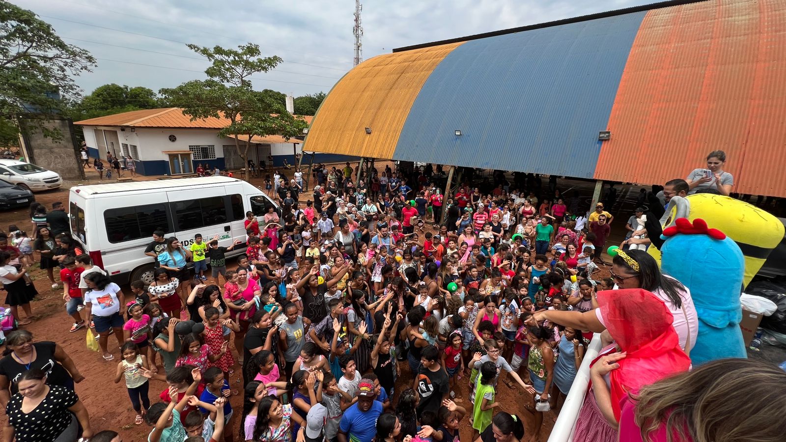 Fantasiados de personagens infantis, Roberto Dorner e Scheila Pedroso entregam brinquedos no Dia das Crianças