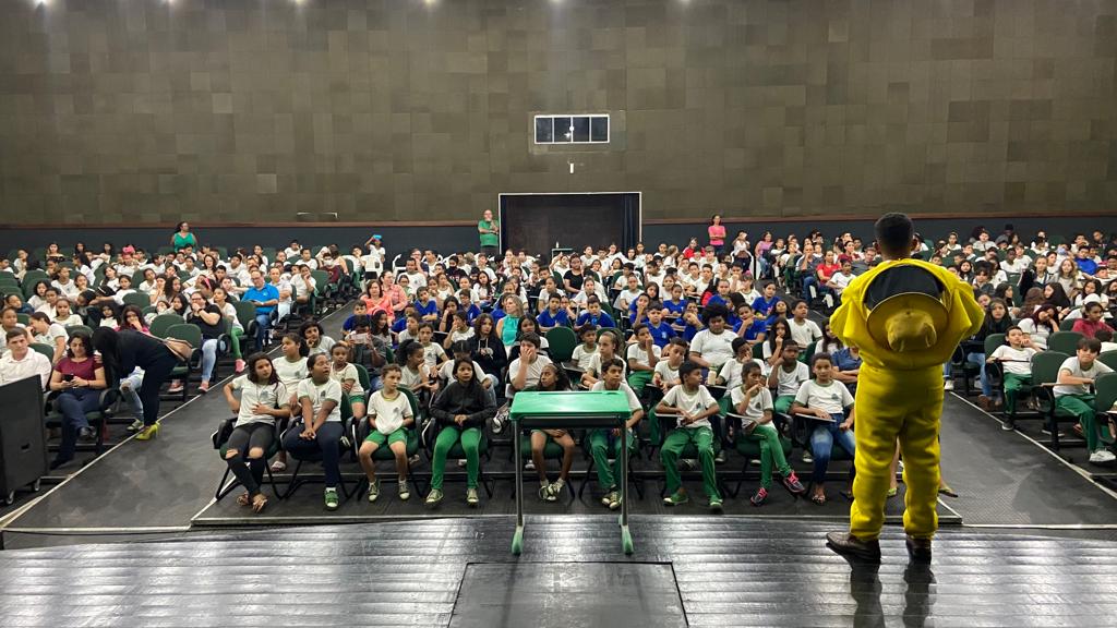 Alunos de oito escolas participam de palestra e aprendem importância das abelhas para vida humana