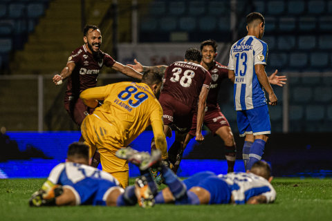 Fluminense faz 3 a 0 no Avaí, encerra série negativa e volta ao G-4