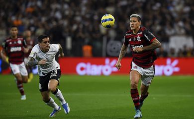 Flamengo e Corinthians buscam título da Copa do Brasil no Maracanã