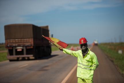 Motorista morre em batida entre duas carretas na BR-163