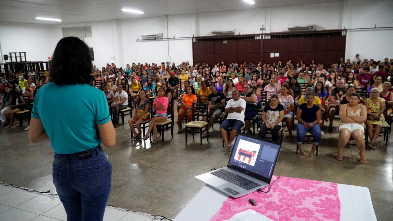 Beneficiários do Auxílio Brasil em Vera participam de palestra e atualização do cadastro