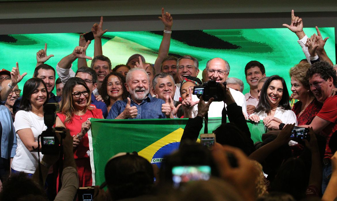 Tentaram me enterrar vivo e eu estou aqui, diz Lula em discurso da vitória