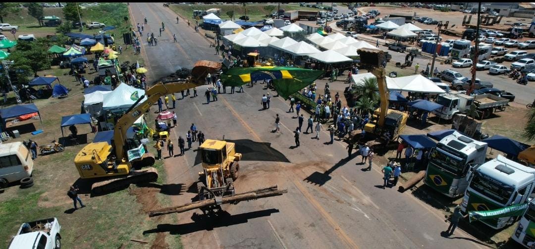 Polícia Rodoviária Federal e líderes da manifestação chegam a acordo e  manifestantes liberam a BR 163 em Sinop