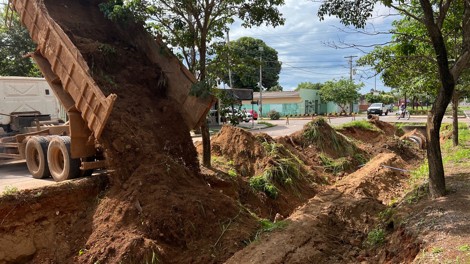 Obras inicia fechamento de valetão em trecho da Avenida das Sibipirunas