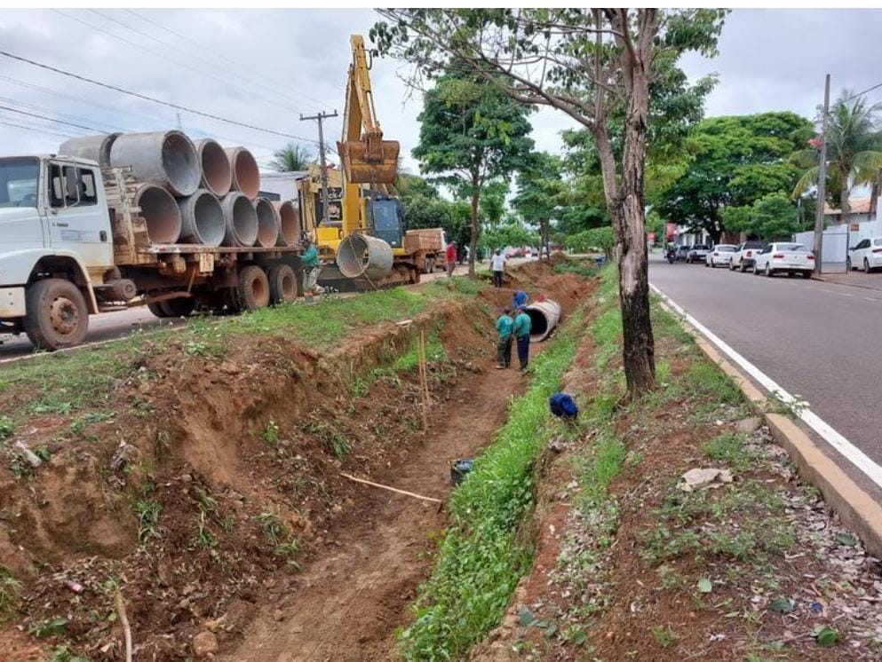 Obras intensifica fechamento de valetões e limpeza de canteiros e valas com retirada de lixo