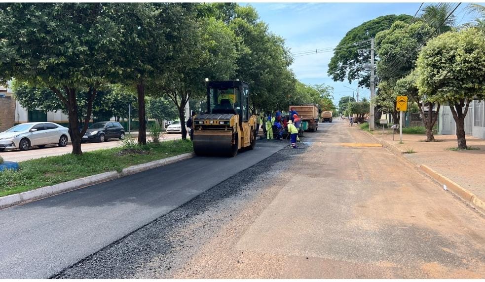 Prefeitura inicia recapeamento na Avenida Dr. Ilsão de Melo; trabalhos concluídos na Sibipirunas, Jacarandás e Lírios